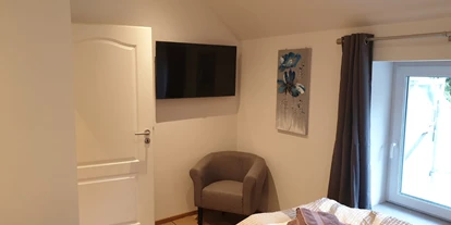 Monteurwohnung - Kühlschrank - Wiehl - Schlafzimmer mit Smart TV - auszeit appartements & rooms