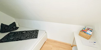 Monteurwohnung - Bettwäsche: Bettwäsche inklusive - PLZ 86153 (Deutschland) - Schlafnische im Wohnzimmer mit Schreibtisch - Apartment/Zimmer Haus Dragl bei Augsburg