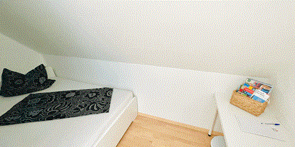 Monteurwohnung - WLAN - Königsbrunn Augsburg - Schlafnische im Wohnzimmer mit Schreibtisch - Apartment/Zimmer Haus Dragl bei Augsburg