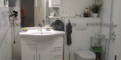 Monteurwohnung - Badezimmer: Gemeinschaftsbad - Ostseeküste - Das neue Bad. Komplett saniert 2017 - Ferienhof March