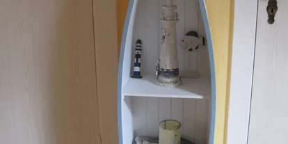 Monteurwohnung - Waschmaschine - PLZ 23611 (Deutschland) - Die Wohnung ist liebevoll maritim dekoriert und überwiegend in den Farben blau-weiss gehalten. - Ferienhof March