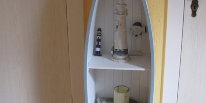Monteurwohnung - Kühlschrank - Bad Schwartau - Die Wohnung ist liebevoll maritim dekoriert und überwiegend in den Farben blau-weiss gehalten. - Ferienhof March