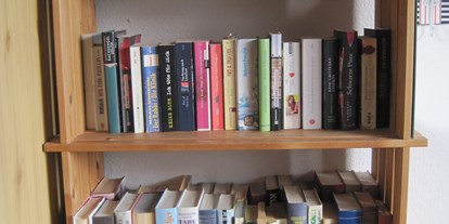 Monteurwohnung - Kühlschrank - Pansdorf, Holstein - Für Leseratten stehen eine große Auswahl von Büchern zur Verfügung - Ferienhof March