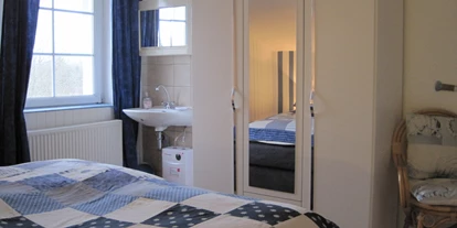 Monteurwohnung - Bettwäsche: Bettwäsche inklusive - PLZ 23611 (Deutschland) - in jedem Schlafzimmer gibt es eine zusätzliche Waschgelegenheit - Ferienhof March