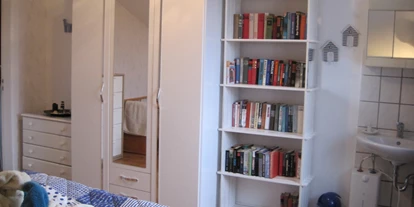 Monteurwohnung - Zimmertyp: Doppelzimmer - PLZ 23611 (Deutschland) - Hier gibt es Lesestoff für einen entspannten Feierabend - Ferienhof March