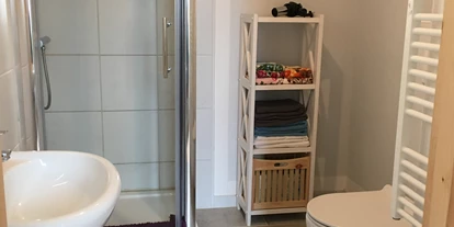 Monteurwohnung - Einzelbetten - Brüssow - Bad in der oberen Etage mit WC und Dusche  - Zumspatzennest