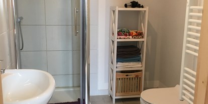 Monteurwohnung - Badezimmer: eigenes Bad - Jatznick - Bad in der oberen Etage mit WC und Dusche  - Zumspatzennest