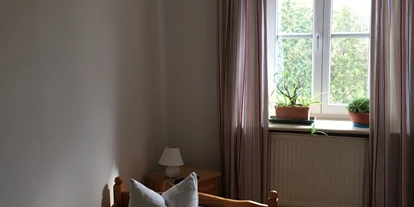 Monteurwohnung - WLAN - Groß Luckow - Einzellbett mit seberaten Fernseher 
Zimmer in Richtung Straße  - Zumspatzennest