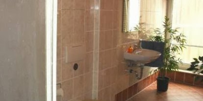Monteurwohnung - Badezimmer: Gemeinschaftsbad - Wachau - Gemeinschaftsbad - Monteurunterkunft CENTRAL