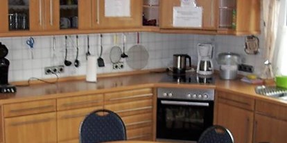 Monteurwohnung - Einzelbetten - Südbrookmerland - Voll Ausgestattete Küche
mit ausreichend Geschirr, Töpfen, Besteck
Toaster, Kaffeemaschine, Wasserkocher,
Kühlschrank, Mikrowelle, Herd, Backofen, Spülmaschine, Waschmaschine
gr.  Esstisch mit ausreichend Stühlen und
in LED-Fernseher - Gäste / Ferienhaus Breiter