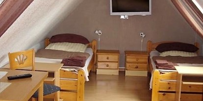 Monteurwohnung - Ostfriesland - Zweibettzimmer Nr. 3
Ausgestattet mit
zwei Betten 90 x 200cm
2 Nachschränke mit Beleuchtung
2 Kleiderschränke
tisch mit 2 Stühlen
Schreibtisch
32 Zoll LED Fernseher
2 Kofferablagen
WLAN
 - Gäste / Ferienhaus Breiter