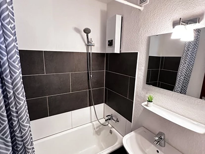 Monteurwohnung - Badezimmer: eigenes Bad - PLZ 47533 (Deutschland) - Monteurwohnung & -zimmer - sehr zentral gelegen