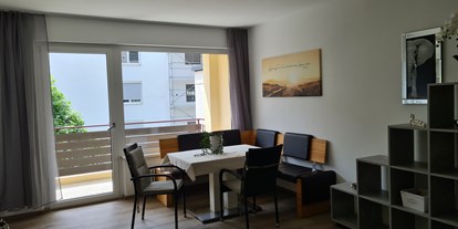 Monteurwohnung - Bettwäsche: Bettwäsche inklusive - Innsbruck - Gemütlicher Wohn- Schlafraum mit TV - Wohnung Innsbruck Nähe Uni