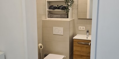 Monteurwohnung - Bettwäsche: Bettwäsche inklusive - PLZ 6122 (Österreich) - WC mit barrierefreier Dusche und Waschmaschine - Wohnung Innsbruck Nähe Uni
