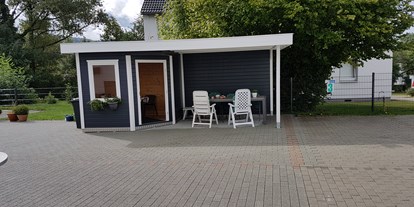 Monteurwohnung - Kühlschrank - PLZ 58553 (Deutschland) - Der Raucher- und Grillbereich vor dem Haus - Sleep Inn Hagen