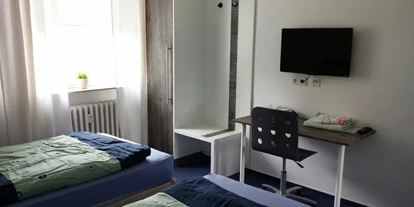 Monteurwohnung - Hund erlaubt - Hagen Selbecke - Schlafzimmer mit 2 getrennten  Betten, Schreibtisch, 2 Schränke und TV - Sleep Inn Hagen