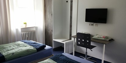 Monteurwohnung - Kühlschrank - PLZ 58553 (Deutschland) - Schlafzimmer mit 2 getrennten  Betten, Schreibtisch, 2 Schränke und TV - Sleep Inn Hagen