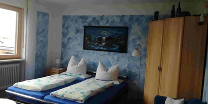Monteurwohnung - Schwindegg - Doppelbett im Dreibettzimmer mit Schrank (Whg.1) - Unterkunft für Monteure, Facharbeiter, Handwerker