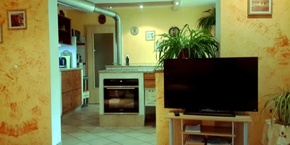 Monteurwohnung - Küche: Gemeinschaftsküche - Gars am Inn - Großer Fernseher im Wohnzi. mit Sicht zur Küche ( Whg.1) - Unterkunft für Monteure, Facharbeiter, Handwerker