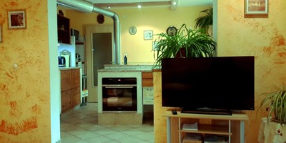 Monteurwohnung - Einzelbetten - PLZ 84562 (Deutschland) - Großer Fernseher im Wohnzi. mit Sicht zur Küche ( Whg.1) - Unterkunft für Monteure, Facharbeiter, Handwerker