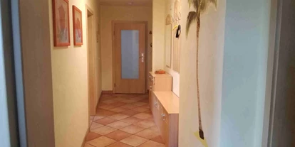 Monteurwohnung - Zimmertyp: Einzelzimmer - PLZ 84416 (Deutschland) - Korridor mit Garderobe (Whg.1) - Unterkunft für Monteure, Facharbeiter, Handwerker