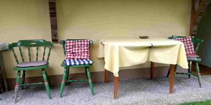 Monteurwohnung - Zimmertyp: Mehrbettzimmer - Jettenbach (Landkreis Mühldorf am Inn) - Sitzgruppe im Freien für Raucher (Whg.2) - Unterkunft für Monteure, Facharbeiter, Handwerker