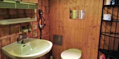 Monteurwohnung - Badezimmer: Gemeinschaftsbad - PLZ 84555 (Deutschland) - Waschbecken u. WC (Whg.2) - Unterkunft für Monteure, Facharbeiter, Handwerker
