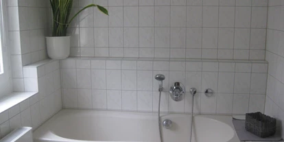 Monteurwohnung - Badezimmer: eigenes Bad - Elbeland - Bad mit Wanne - St. Aegidienblick