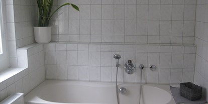 Monteurwohnung - Einzelbetten - Glaubitz - Bad mit Wanne - St. Aegidienblick