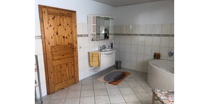 Monteurwohnung - Art der Unterkunft: Gästehaus - Heide - Großzügiges Bad mit Dusche und Wanne - Hus Butendörp