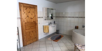 Monteurwohnung - Küche: Küchenmitbenutzung - Hemme - Großzügiges Bad mit Dusche und Wanne - Hus Butendörp