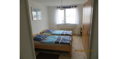 Monteurwohnung - Bettwäsche: Bettwäsche inklusive - Espenau - kleines Schlafzimmer mit Schrank und Schreibtisch - Monteurwohnung Kassel Kloske