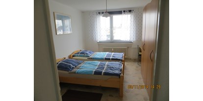 Monteurwohnung - Bettwäsche: Bettwäsche inklusive - PLZ 34292 (Deutschland) - kleines Schlafzimmer mit Schrank und Schreibtisch - Monteurwohnung Kassel Kloske