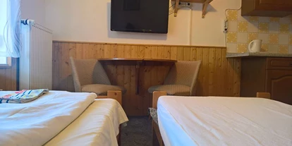 Monteurwohnung - Zimmertyp: Doppelzimmer - PLZ 01326 (Deutschland) - Zimmer mit zwei Einzelbetten und TV - Fred s Zimmervermietung