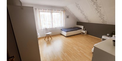 Monteurwohnung - Badezimmer: eigenes Bad - PLZ 37603 (Deutschland) - Das Schlafzimmer - Ferienwohnung Blome