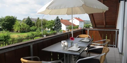 Monteurwohnung - Waschmaschine - Kösching - Ferienwohnung 1 : Balkon mit 2 Tischen und 4 Stühlen - Ferienwohnungen Liebl im Altmühltal