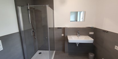 Monteurwohnung - Badezimmer: eigenes Bad - Haus (Breitenbach am Inn) - Badezimmer - Personalhaus mit fünf Schlafzimmern