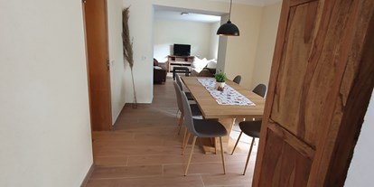 Monteurwohnung - Kühlschrank - Saarland - Esszimmer und Wohnzimmer mit Schlafcouch - Gästehaus Meiers