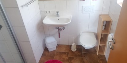 Monteurwohnung - Badezimmer: eigenes Bad - Tiroler Unterland - Bad und WC (2x verfügbar)  - Schrofelerhof 