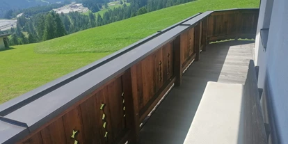 Monteurwohnung - Küche: eigene Küche - PLZ 6141 (Österreich) - Balkon mit 3x Sitzgelegenheit - Schrofelerhof 