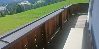 Monteurwohnung - Küche: eigene Küche - Tirol - Balkon mit 3x Sitzgelegenheit - Schrofelerhof 