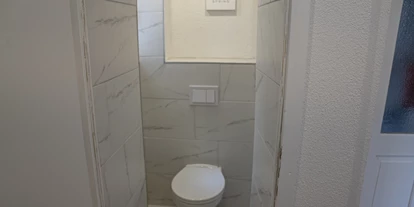Monteurwohnung - Badezimmer: eigenes Bad - Elbeland - Toilette - McGoodnight - Monteurwohnung Nähe Dresden, ab 13,95€/p.P.