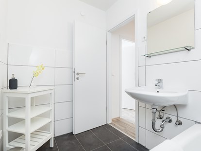 Monteurwohnung - Zimmertyp: Doppelzimmer - PLZ 41466 (Deutschland) - Badezimmer, HomeRent Unterkunft in Dormagen - HomeRent in Dormagen, Monheim, Langenfeld, Rommerskirchen