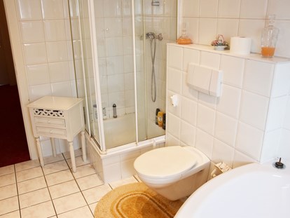 Monteurwohnung - Badezimmer: eigenes Bad - PLZ 53340 (Deutschland) - Badezimmer, HomeRent Unterkunft in Euskirchen - HomeRent in Euskirchen 