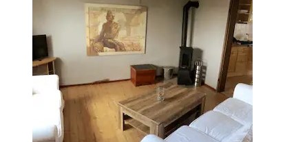 Monteurwohnung - WLAN - Nümbrecht - Wohnzimmer 1.OG mit TV und Kamin - Das Dorfkind