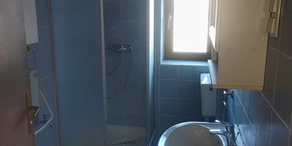 Monteurwohnung - Badezimmer: eigenes Bad - PLZ 51598 (Deutschland) - Bad mit Dusche Flur 1.OG - Das Dorfkind