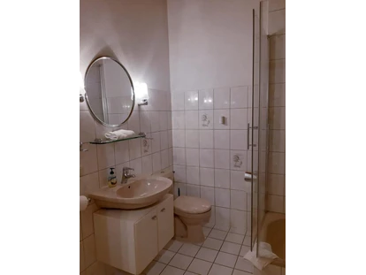 Monteurwohnung - Zimmertyp: Doppelzimmer - Hermsdorf (Börde) - Badezimmer - Monteurzimmer bei Magdeburg