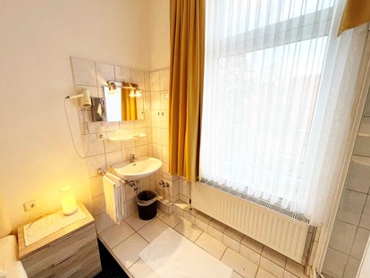 Monteurwohnung - Bettwäsche: Bettwäsche inklusive - Waschbereich, HomeRent Unterkunft in Köln - HomeRent in Köln