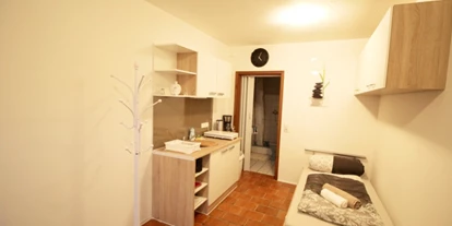 Monteurwohnung - Küche: eigene Küche - Höslwang - Schlafzimmer, HomeRent Unterkunft in Bad Endorf - HomeRent in Bad Endorf 