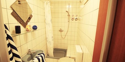 Monteurwohnung - Kühlschrank - Stephanskirchen - Badezimmer, HomeRent Unterkunft in Bad Endorf - HomeRent in Bad Endorf 
